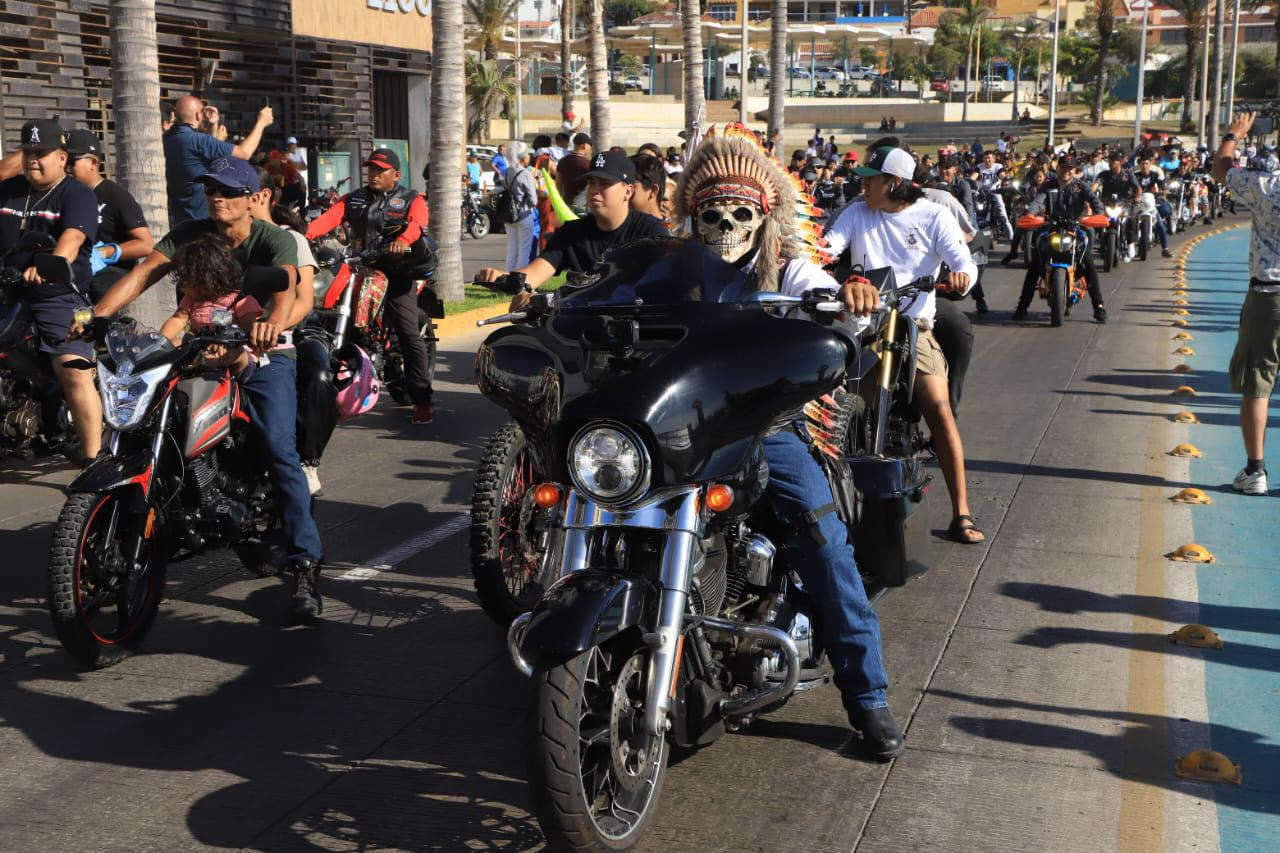 $!Cientos de motociclistas recorren el paseo costero de Mazatlán dentro de la Semana de la Moto