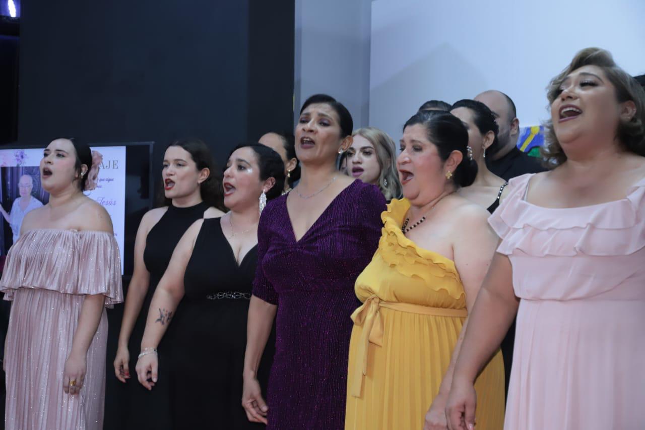 $!De manera muy especial, los chicos entonaron Las Mañanitas para la profesora, quien gustosa, agradeció el homenaje que protagonizó