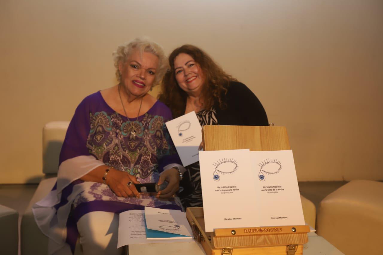 $!Julieta Montero y Clara Luz Montoya se toman la fotografía del recuerdo de la presentación del libro.