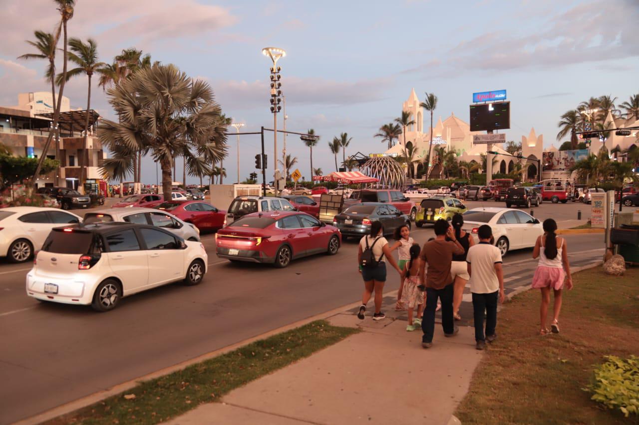 $!Se convierte el malecón de Mazatlán en el escenario favorito de turistas para admirar el atardecer
