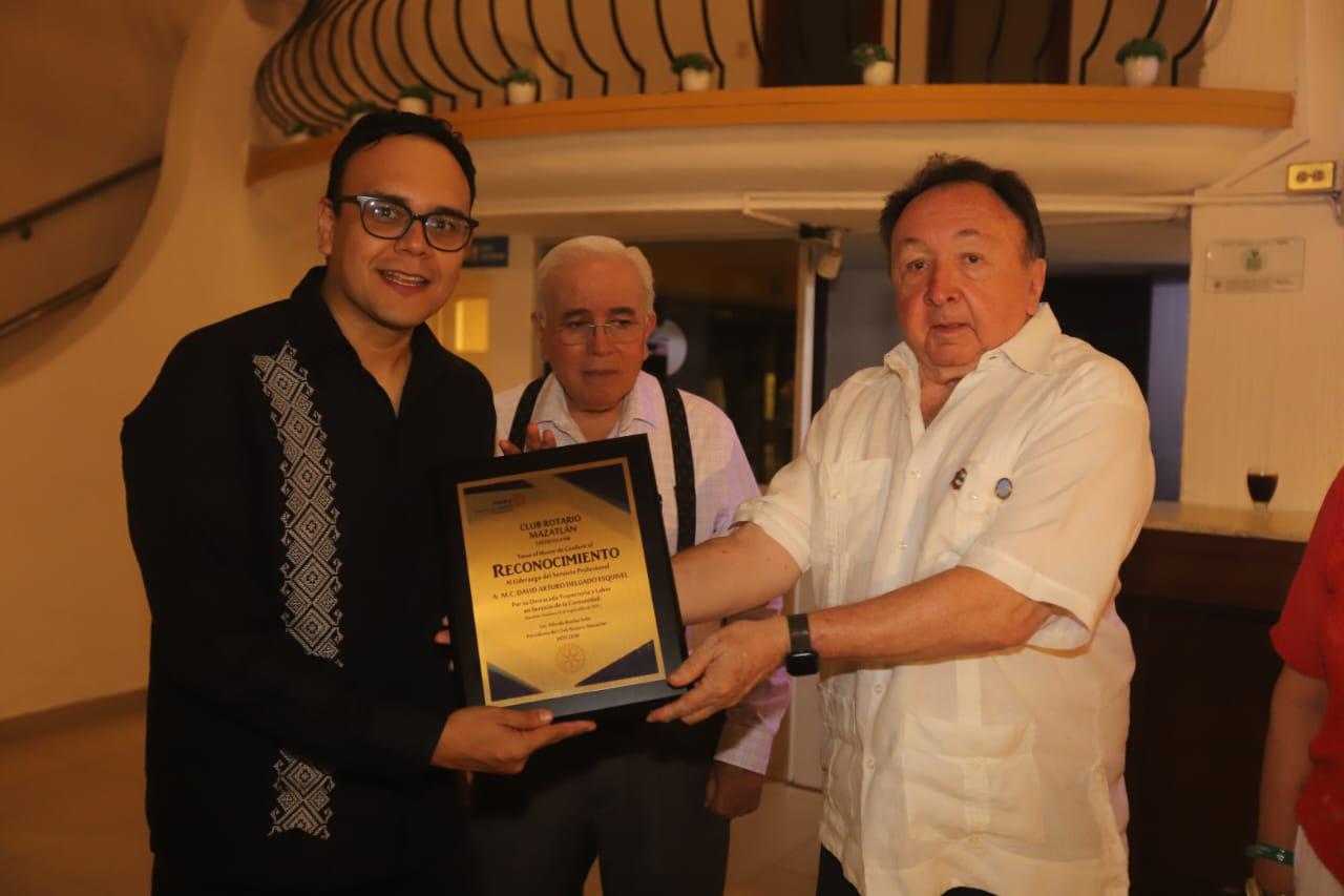 $!David Ezquivel al momento de recibie el reconocimiento.