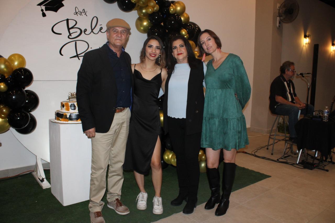 $!Belén entre sus padrinos de bautismo, Carlos López, Elena Hangis y Karina López Hangis.