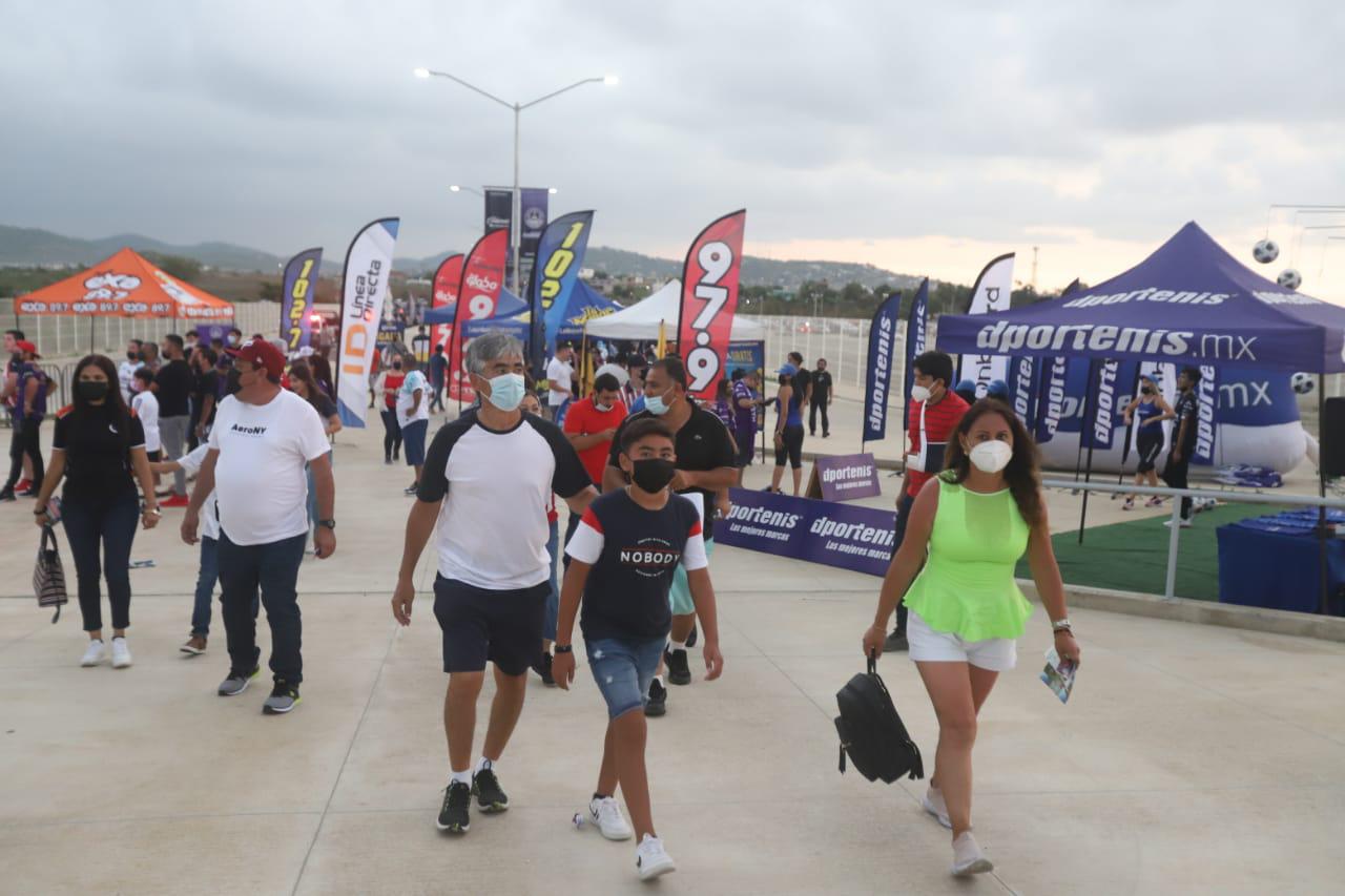 $!El Mazatlán-Chivas arrancará a la hora acordada, pese a la lluvia