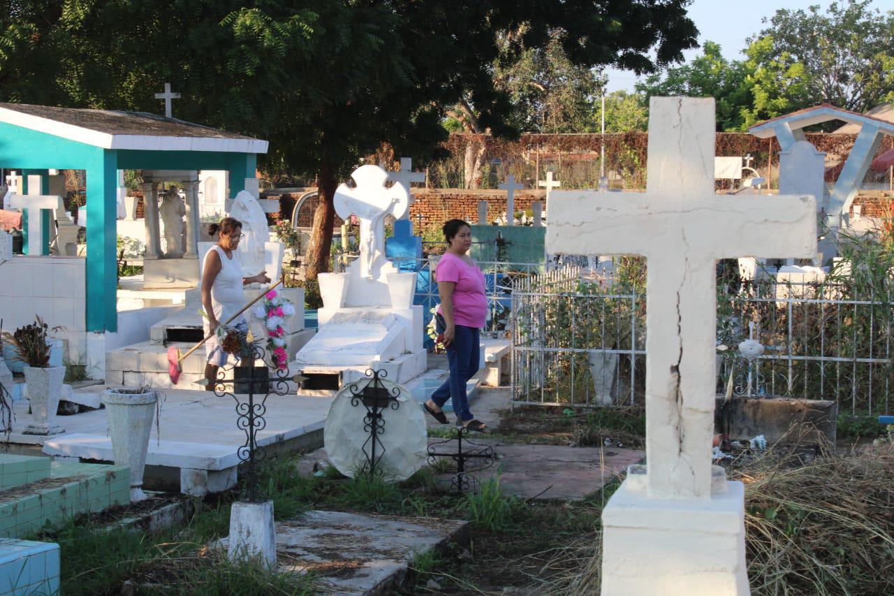 $!Rosarenses recuerdan a sus niños en el Día de Todos los Santos