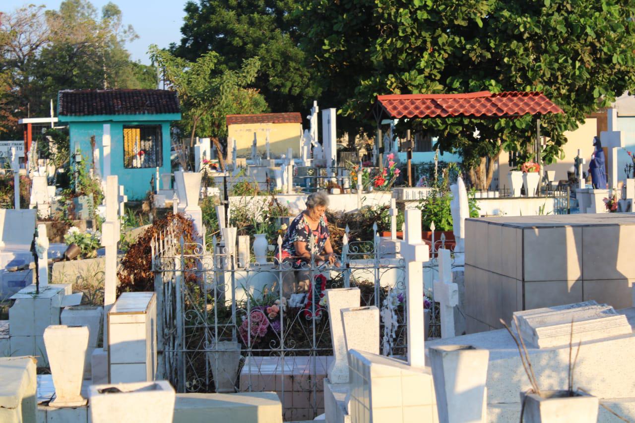 $!Rosarenses recuerdan a sus niños en el Día de Todos los Santos