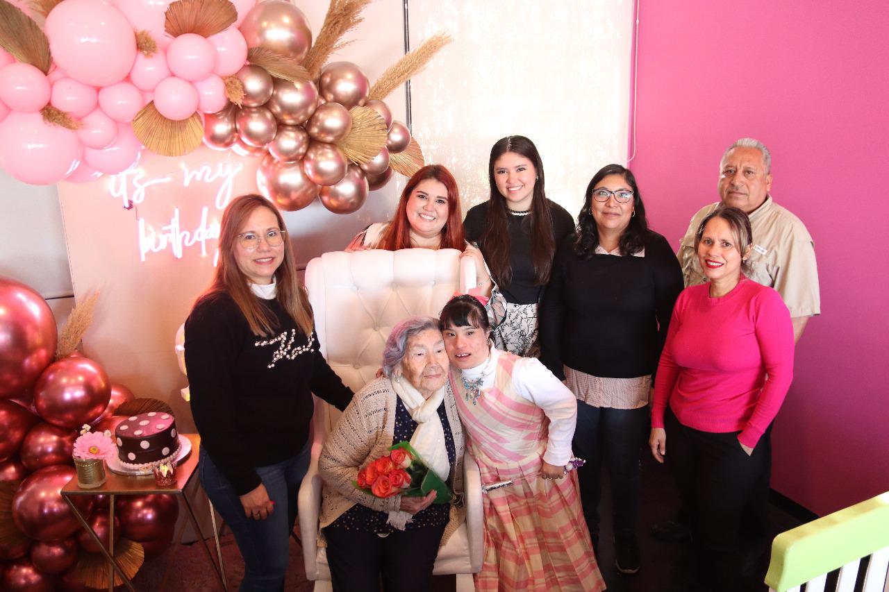 $!Con sus nietos Margarita y Alhelí Jiménez Aguilar, Karla y Lupita Sombra Aguilar, Adrián Aguilar Robles, Nadia y Rocío Guerrero Cruz.