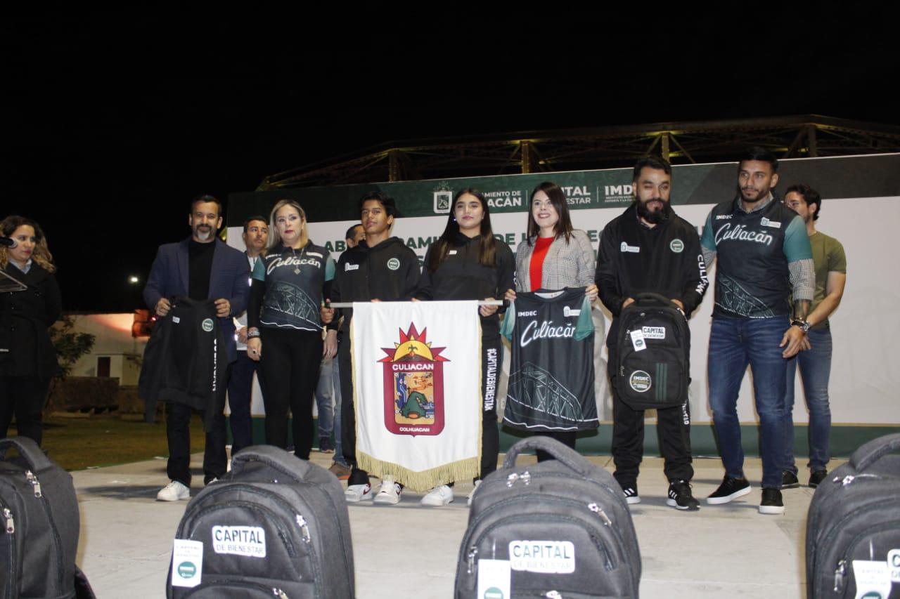 $!Abandera Ayuntamiento a deportistas de Culiacán rumbo a los Estatales de la Conade