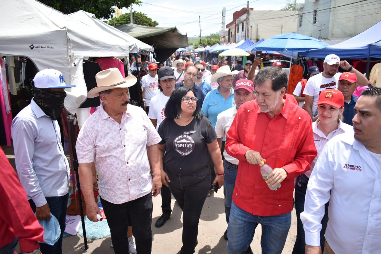 $!Pasea Noroña por tianguis de la Huizaches para cerrar gira en Sinaloa
