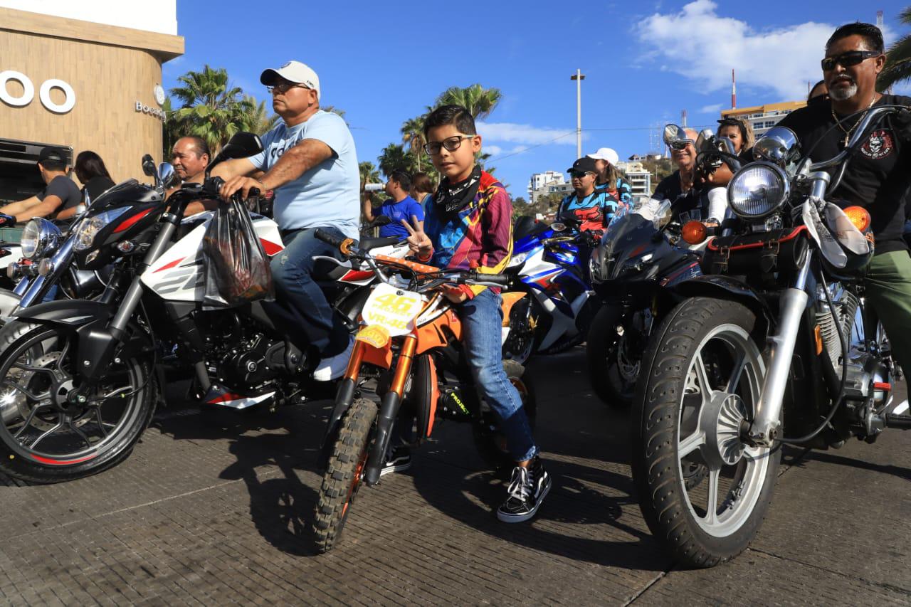 $!Cientos de motociclistas recorren el paseo costero de Mazatlán dentro de la Semana de la Moto