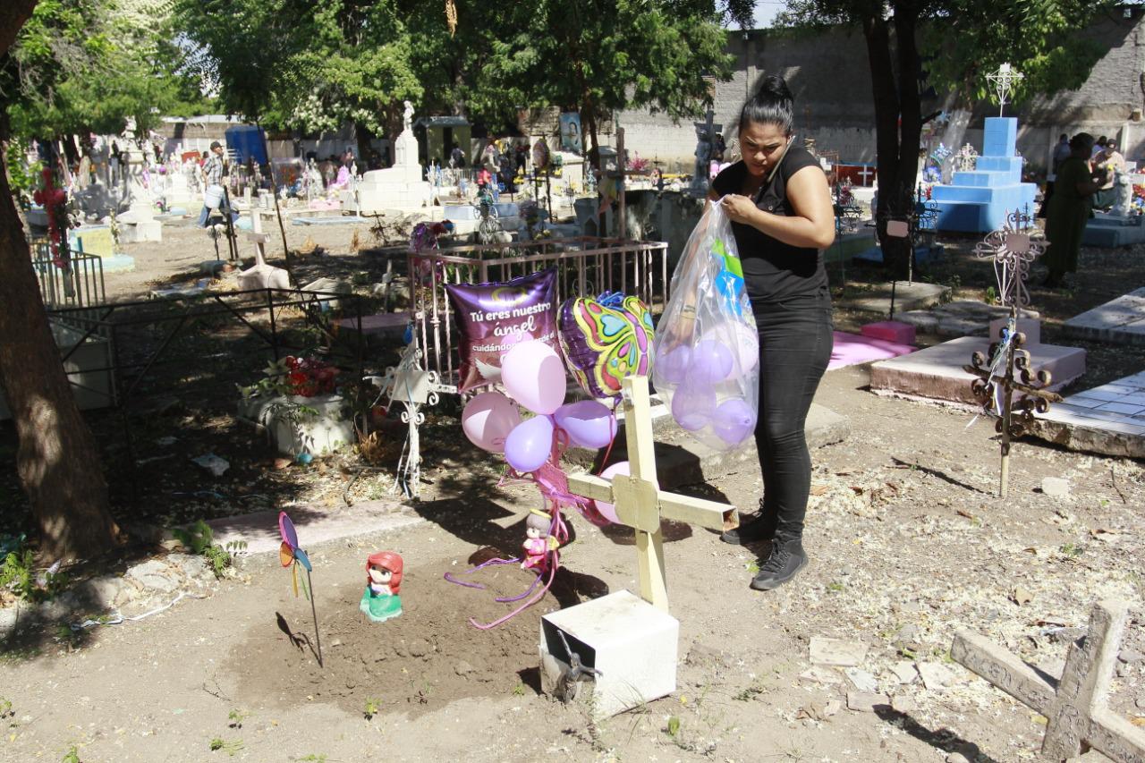 $!Con gran asistencia y sin contratiempos transcurre el Día de los Angelitos, en el Panteón Civil de Culiacán