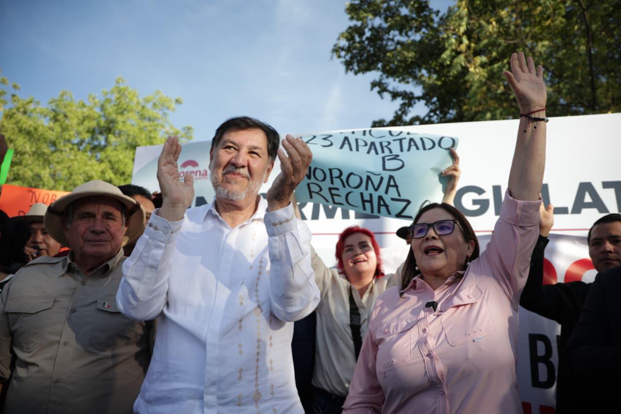 $!Irrumpen manifestantes en asamblea de Imelda Castro y Noroña en Culiacán