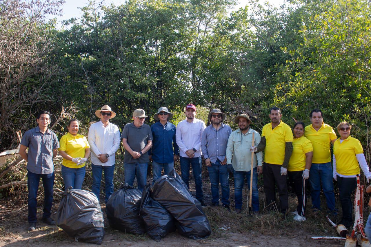 $!Recolectan hasta 800 kilos de basura en limpieza de playa en Escuinapa