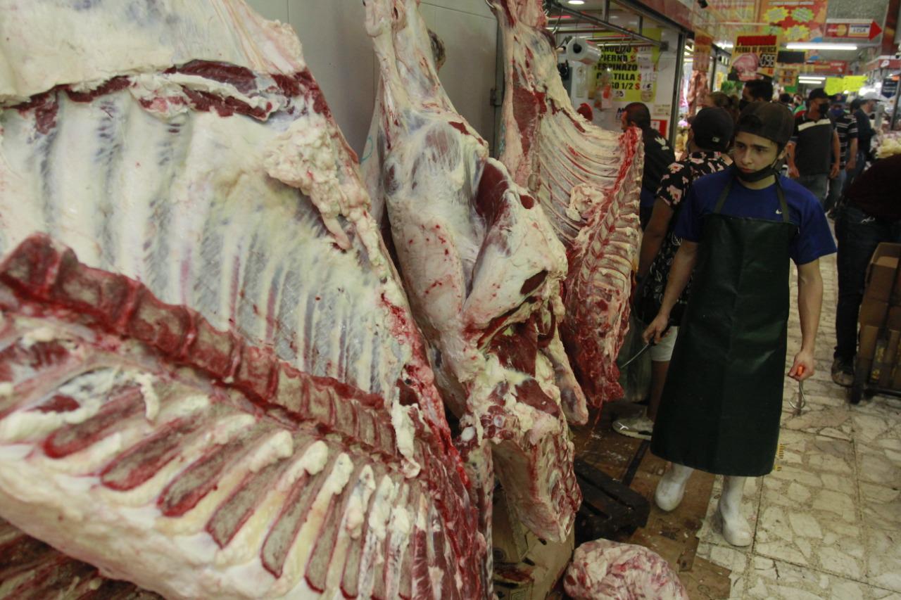 $!Abarrotan el Mercado Garmendia de Culiacán en busca de los insumos para la cena de fin de año