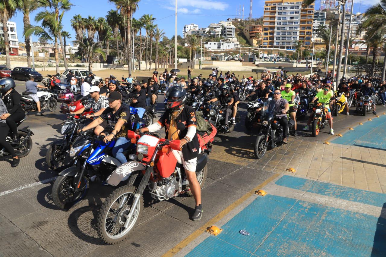 $!Cientos de motociclistas recorren el paseo costero de Mazatlán dentro de la Semana de la Moto