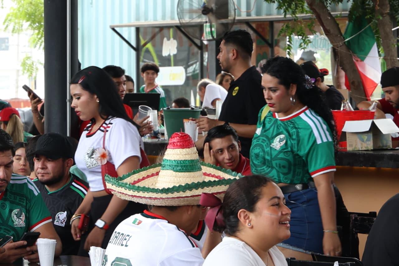 $!La mayoría de los aficionados acudieron uniformados para apoyar a la selección mexicana.