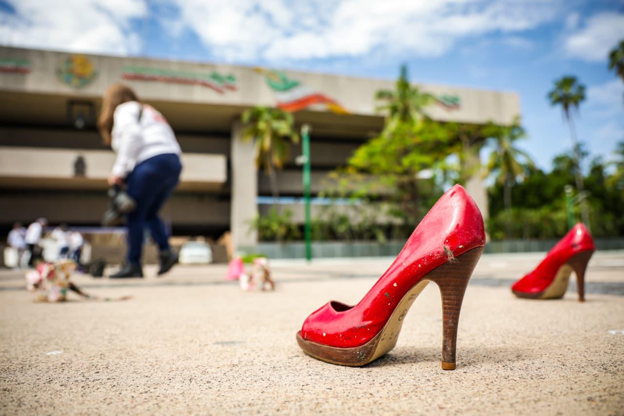 $!El camino de zapatos de los desaparecidos: dolorosa manifestación de madres buscadoras