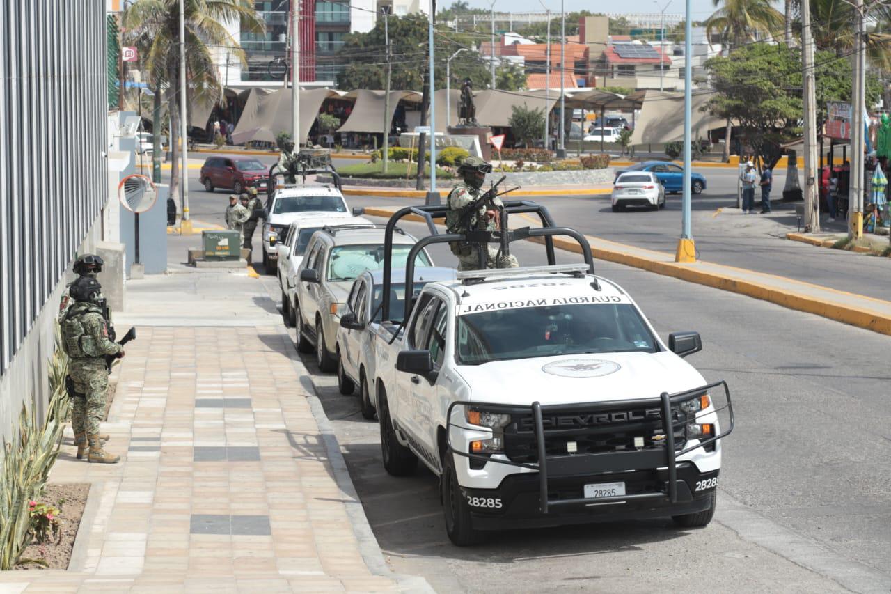 $!Realizan militares operativo de búsqueda con perros entrenados en playa de Mazatlán