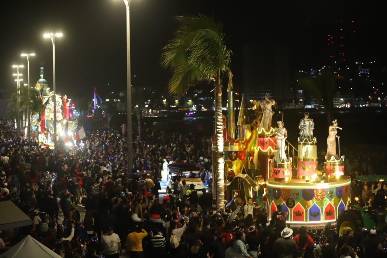 $!Pese a estar lleno el malecón, el Gobierno de Mazatlán reconoce que hubo 237 mil espectadores para el desfile del domingo