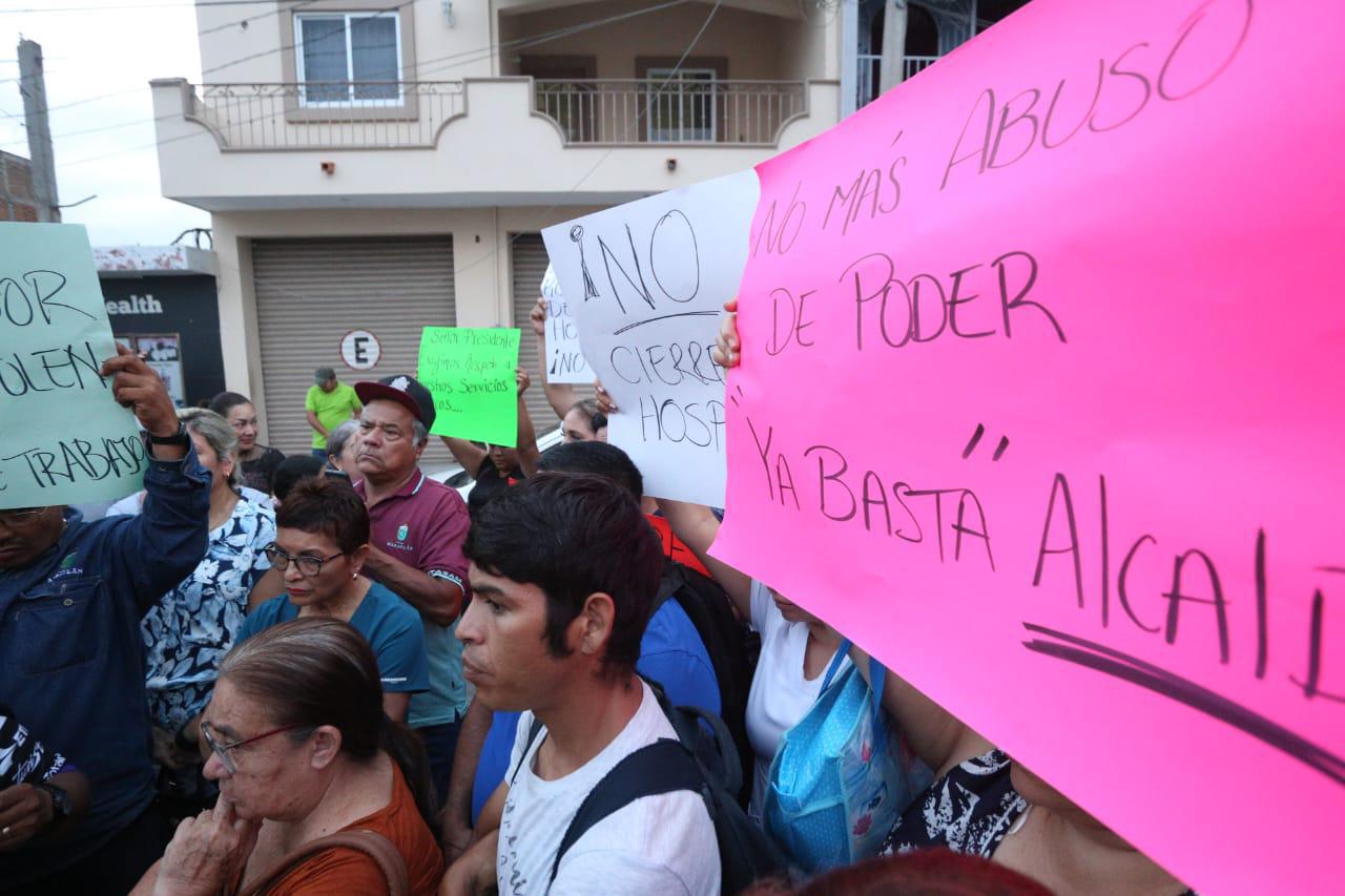 $!El pasdo 17 de mayo trabajadores sindicalizados, encabezados por su dirigenta, realizaron manifestaciones para exigir la renuncia de la titular del Hospital Municipal de Mazatlán.