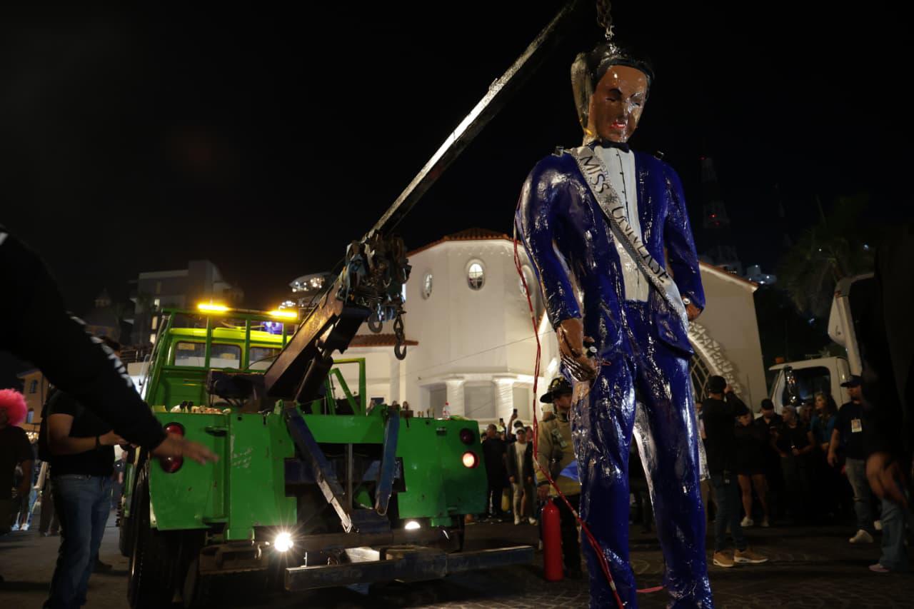 $!‘Explota’ Nawat Itsaragrisil en la tradicional Quema del Mal humor del Carnaval de Mazatlán