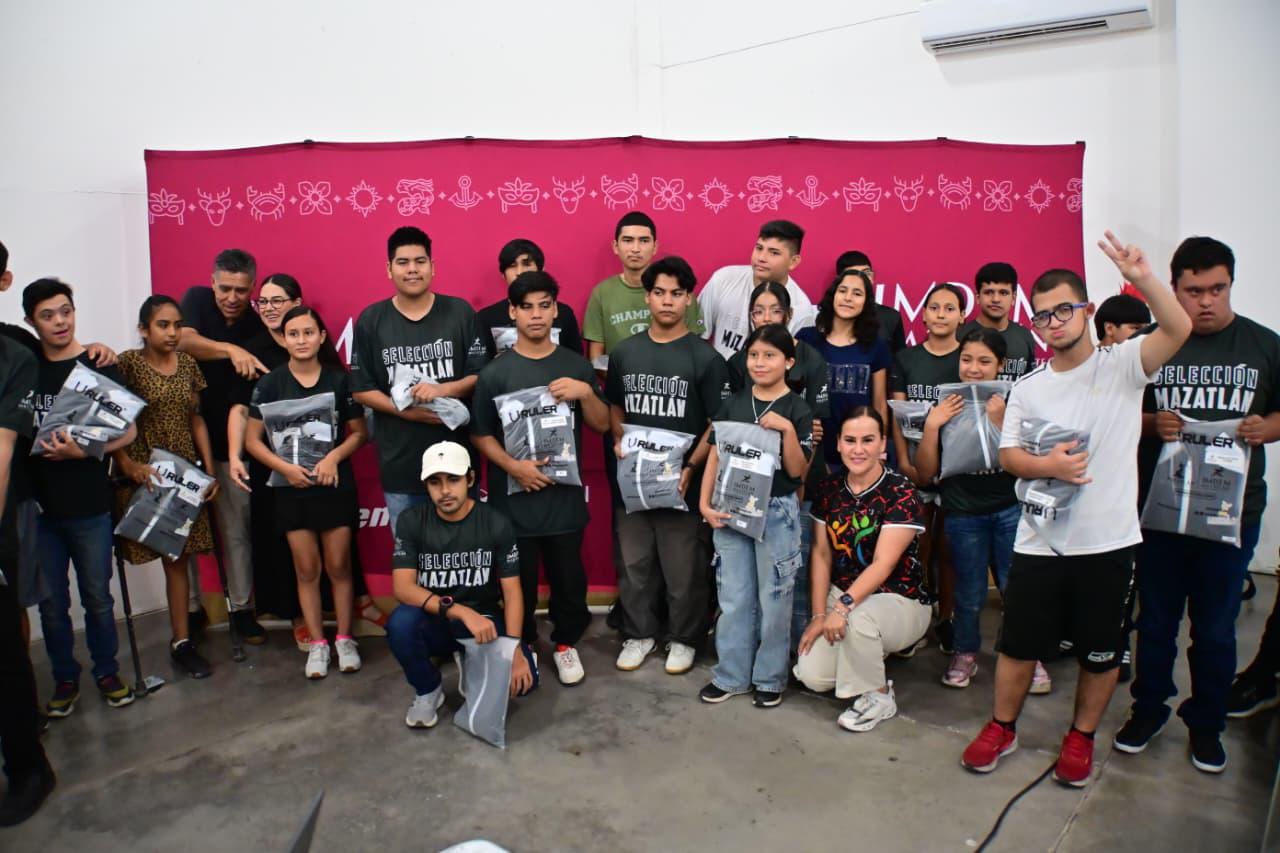 $!Atletas mazatlecos reciben uniformes para la Paralimpiada Conade