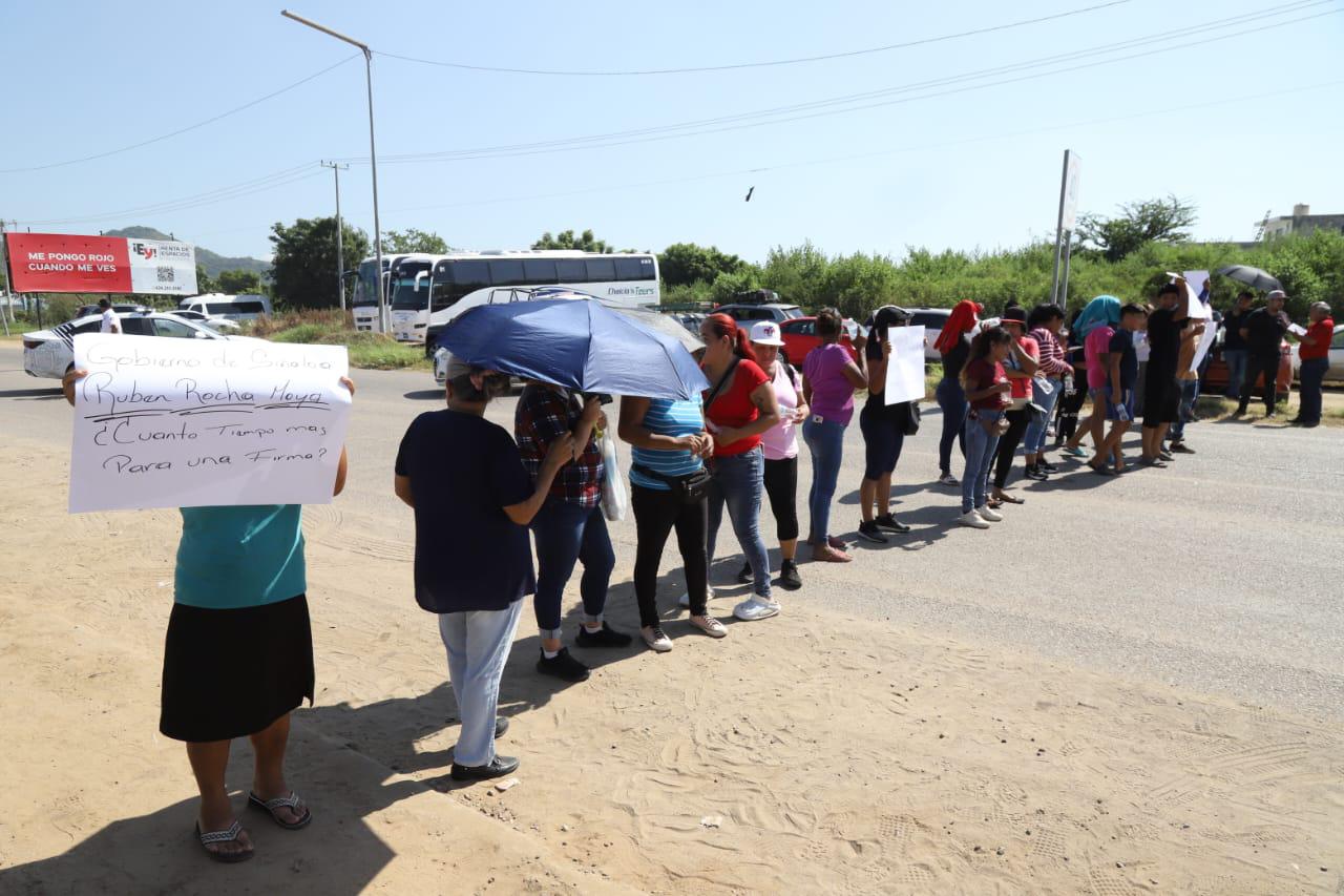 $!Bloquean Avenida Múnich, en Mazatlán, para exigir ampliación de rutas de camiones ya autorizadas