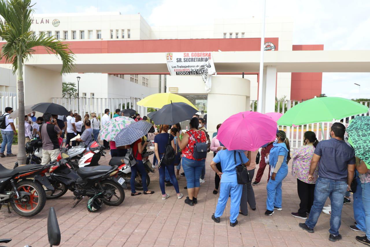 $!En Mazatlán vacunan contra el Covid-19 al personal de clínicas particulares, laboratorios y del Hospitalito de la Juárez