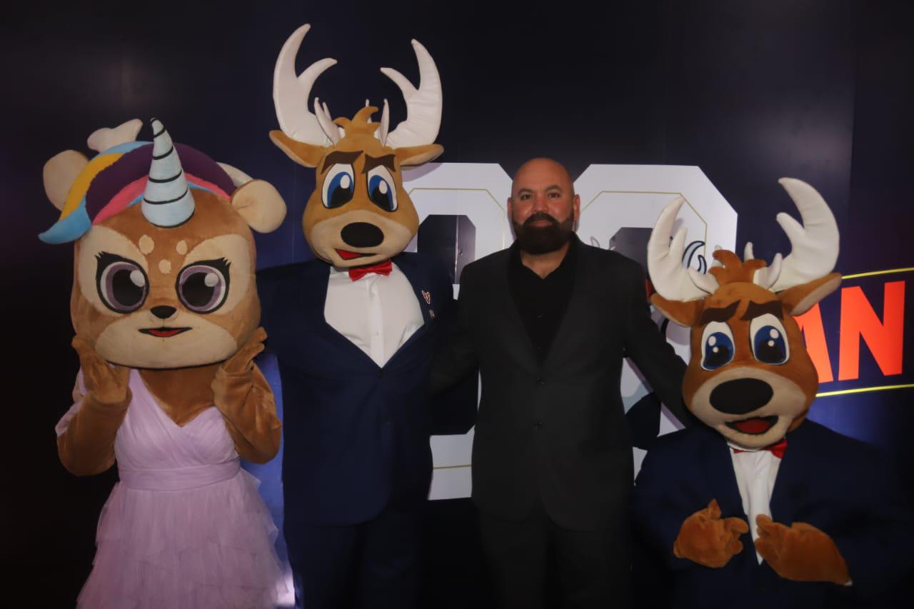 $!Luis Fernando Vázquez entre las mascotas de Venados, el Venny, Vennyto y Unicornia.