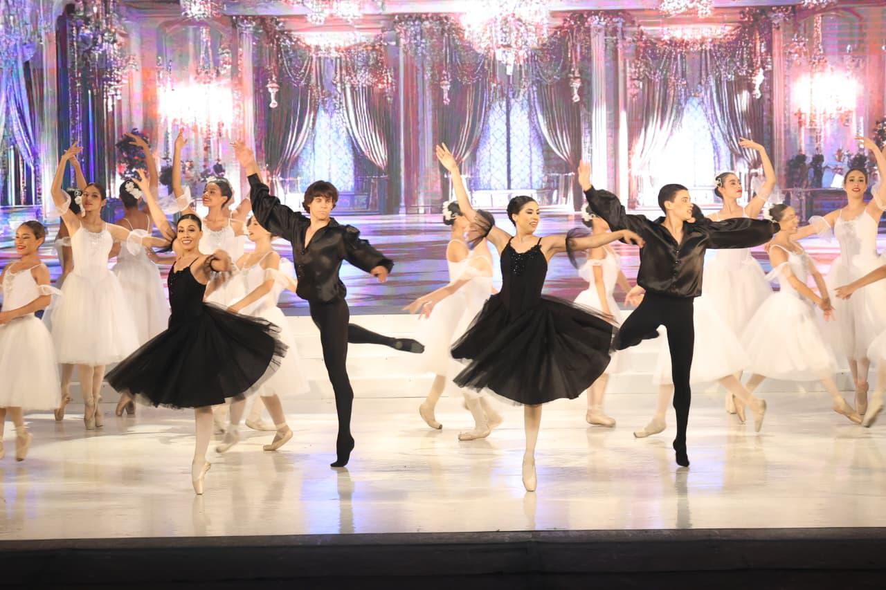 $!Los grandes ensambles permitieron apreciar el trabajo académico y artístico de los bailarines.