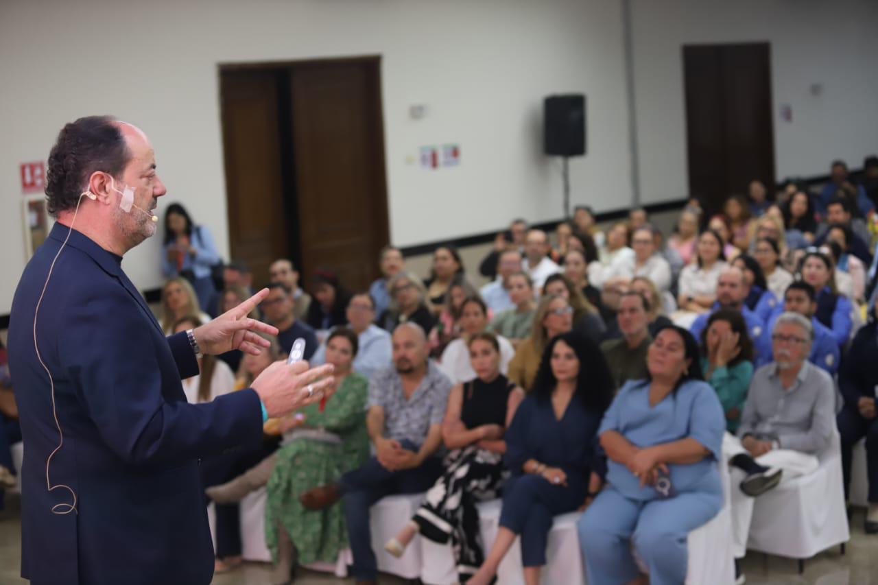 $!El psicólogo ibérico dijo que la clave para ser feliz es aprender a ser positivos y entrenar la mente para esto.