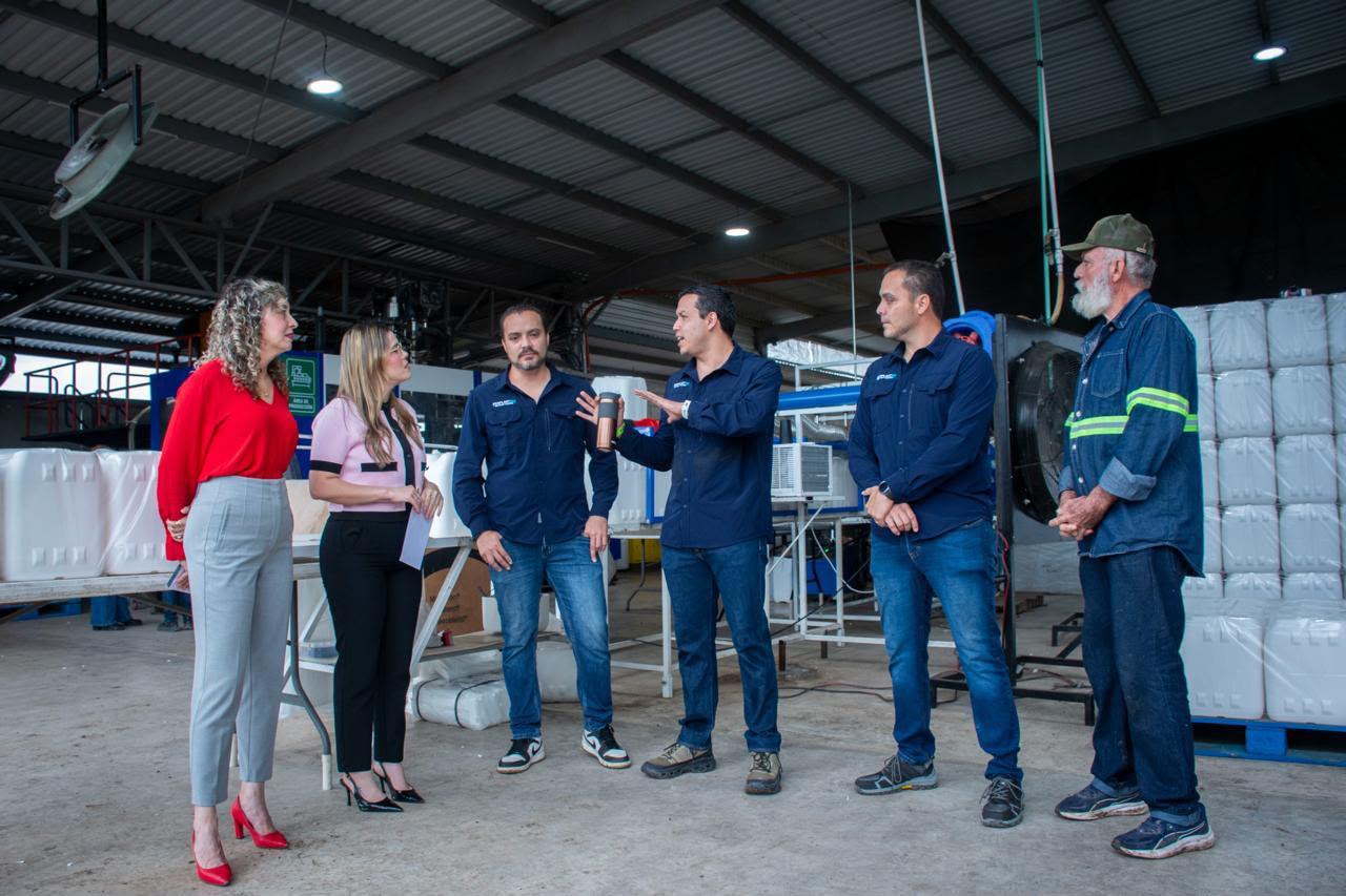 $!Recorre Alcaldesa firma agrícola tras entregar Financiamiento del programa Impulso NAFIN