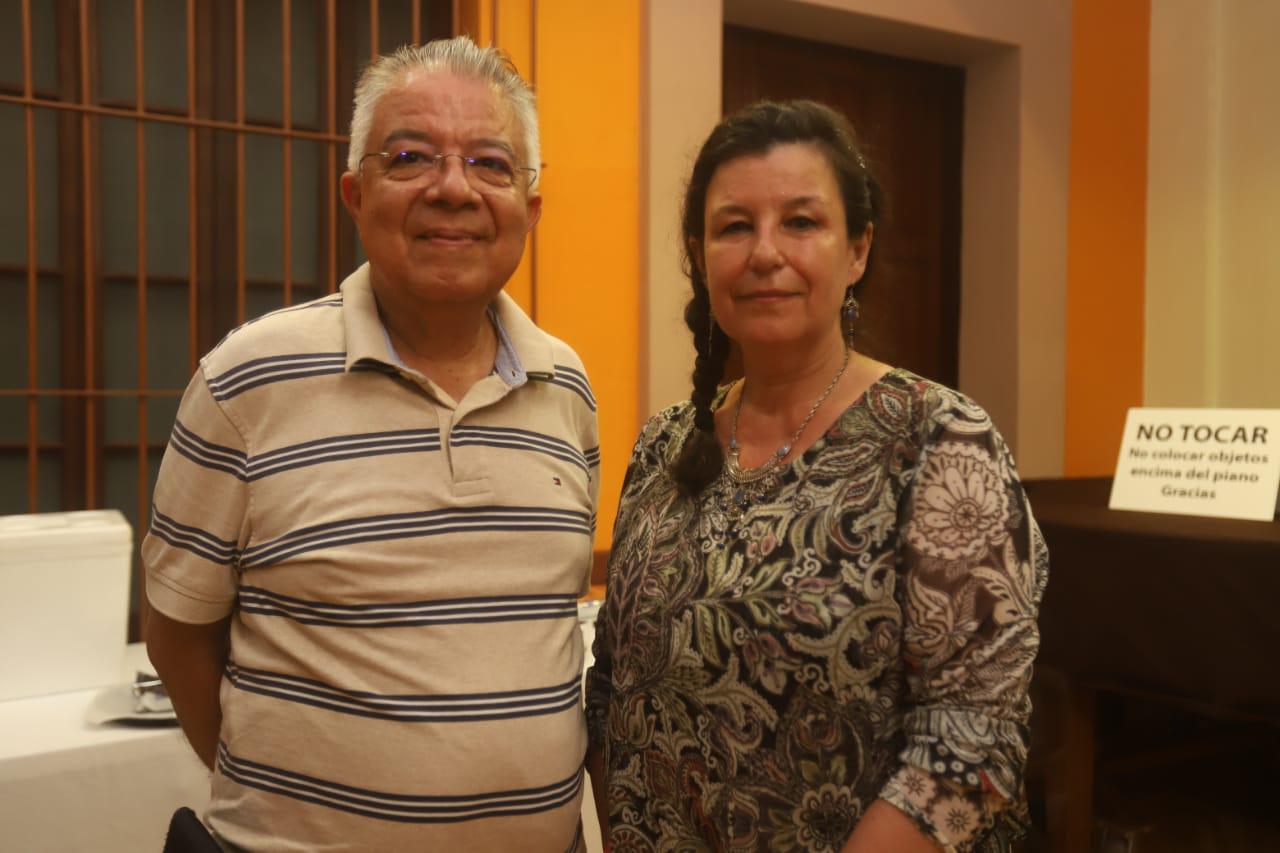 $!Enrique Vega Ayala hace entrega de un reconocimiento a Sylvia Schneider.