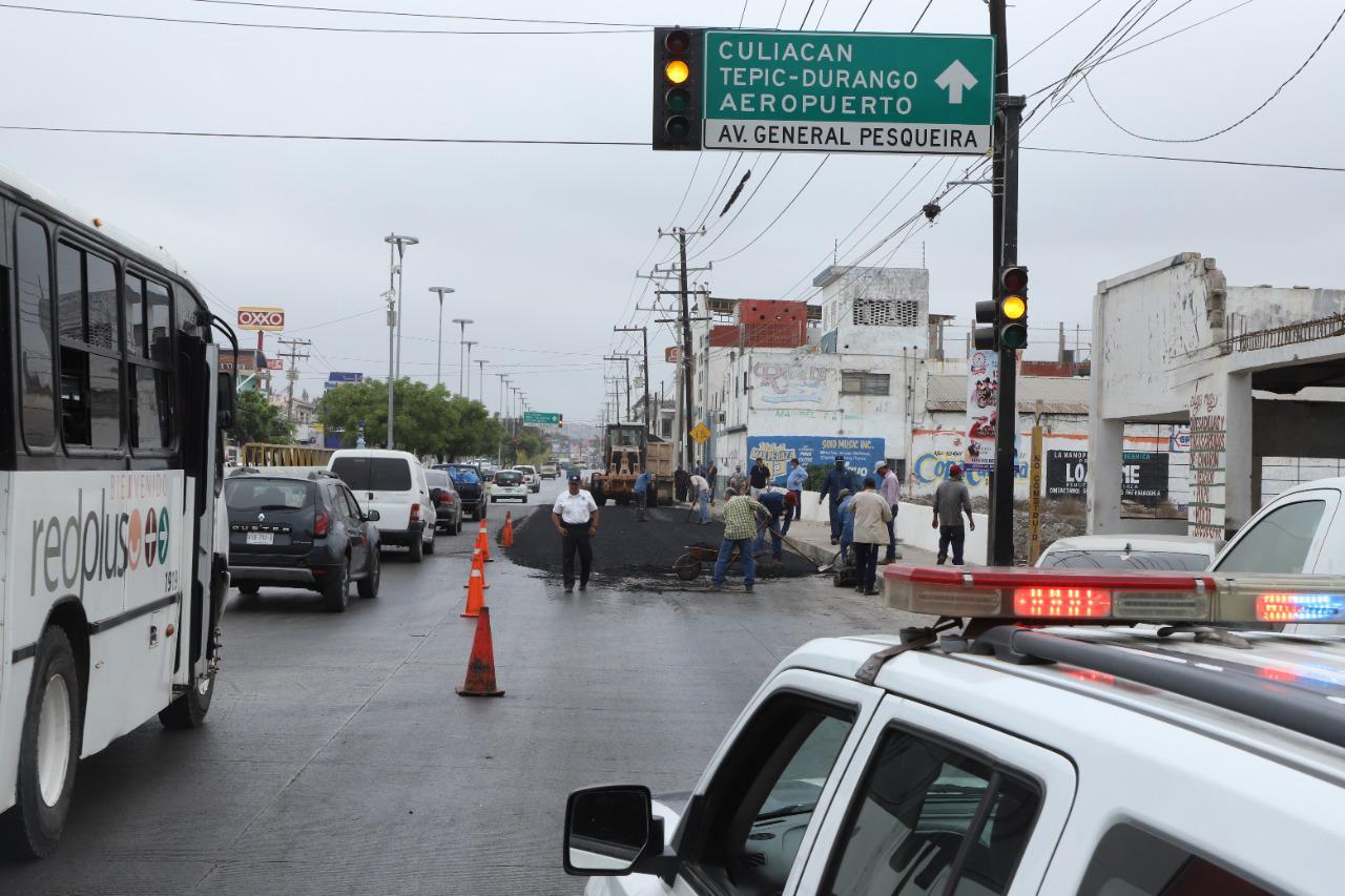 $!Reencarpetan el puente Juárez y se desata el tráfico en la Gabriel Leyva, en Mazatlán