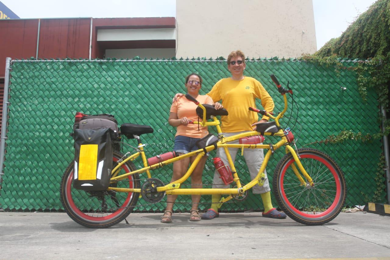 $!Viven su aventura por todo el País sobre su bicicleta tándem
