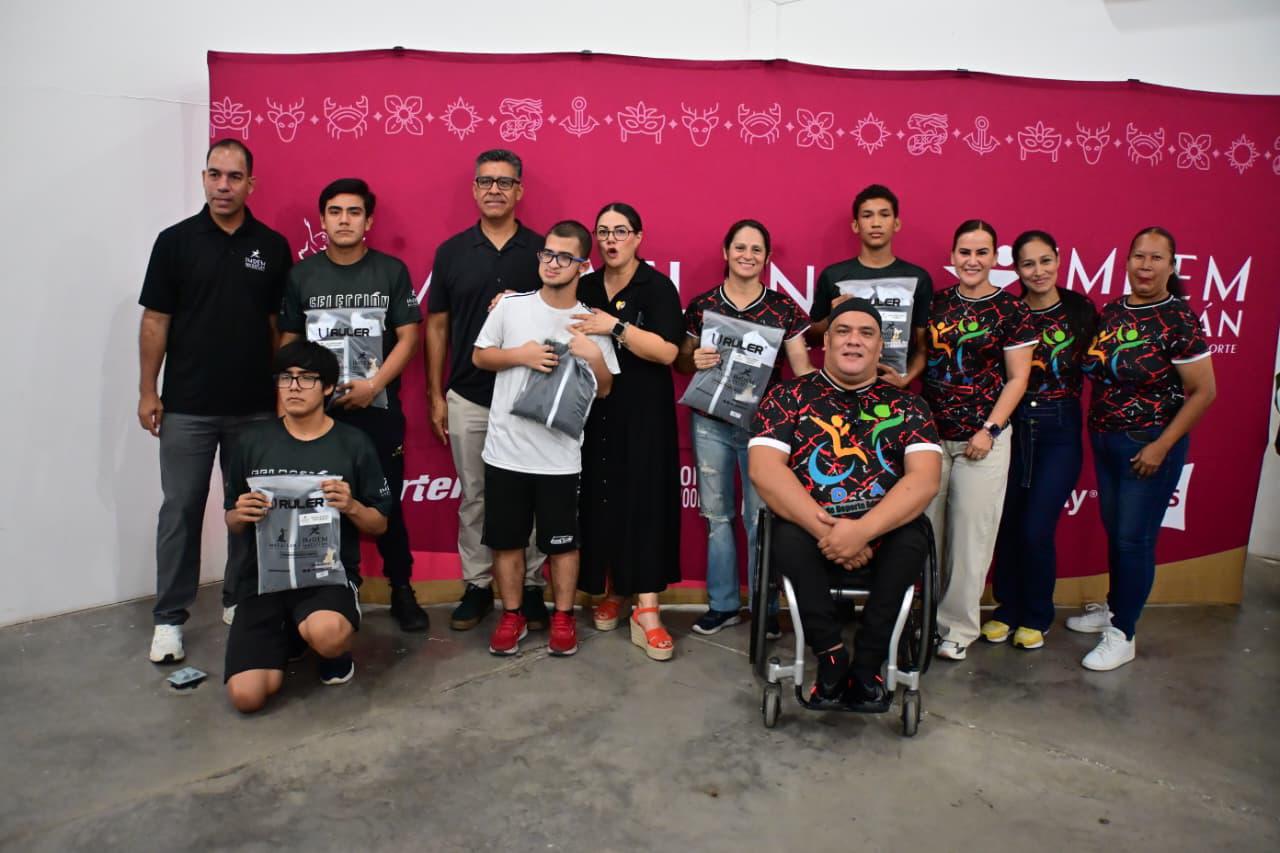 $!Atletas mazatlecos reciben uniformes para la Paralimpiada Conade