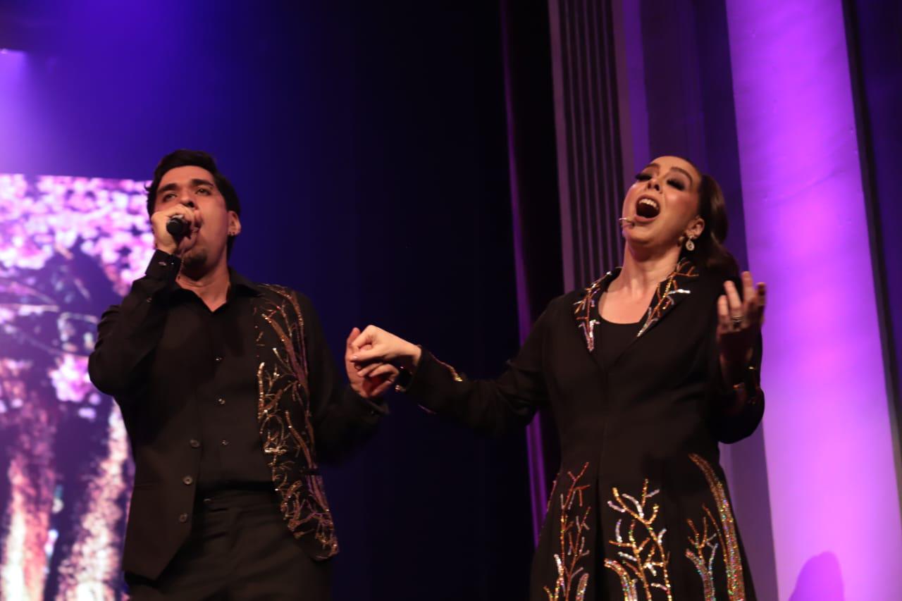 $!José Miguel Valenzuela y Sarah Holcombe interpretaron ‘Whats a wonderful word’.