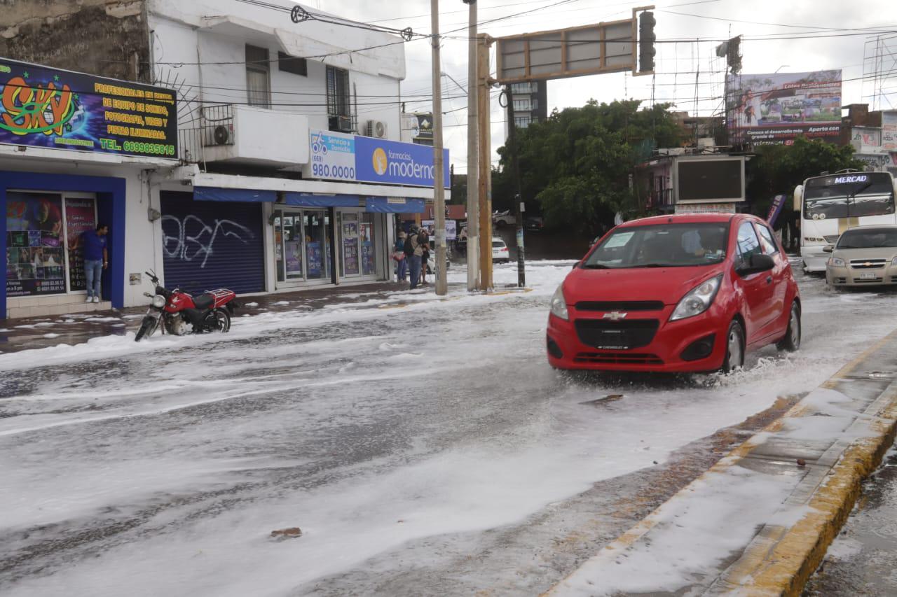 $!Sorprende lluvia y espuma en crucero de la Gutiérrez Nájera, en Mazatlán