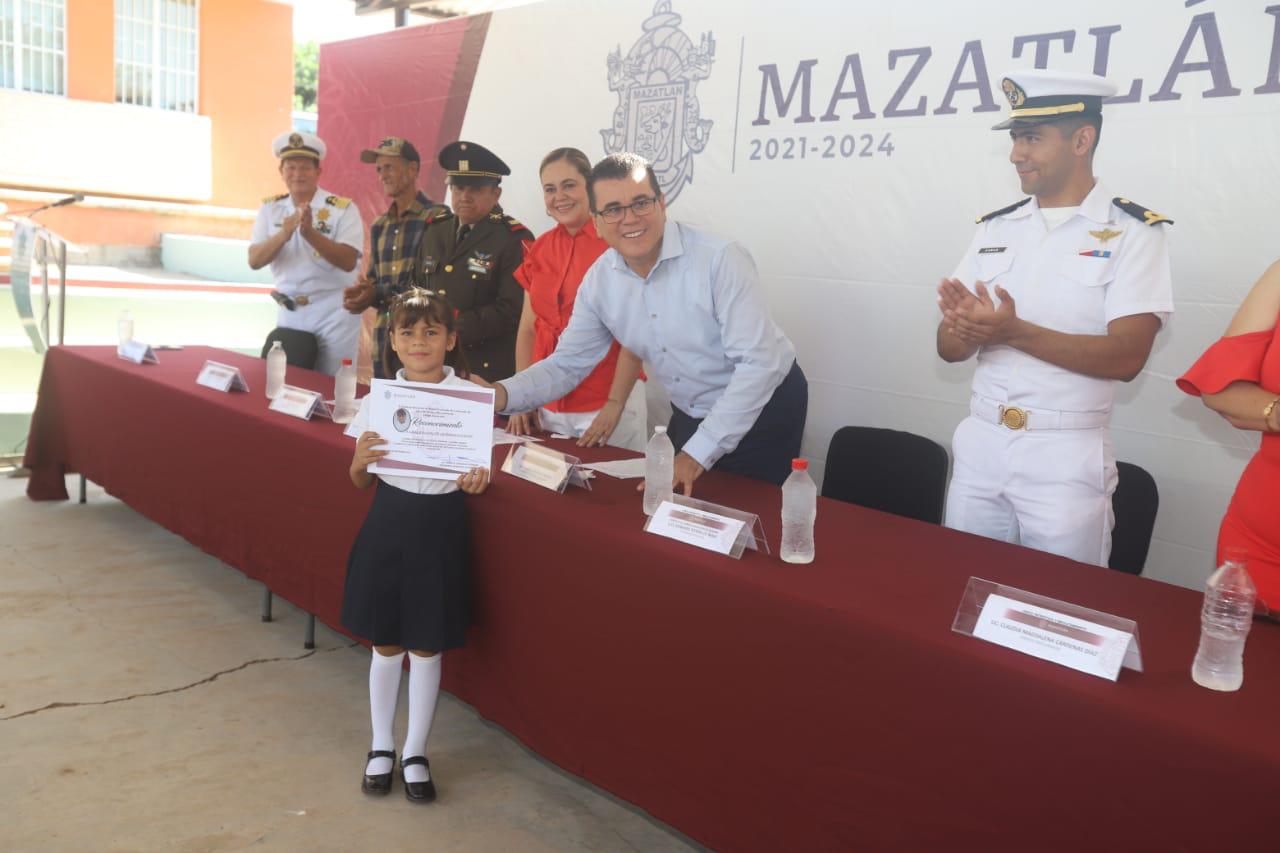 $!Se compromete Alcalde a atender necesidades de cada escuela de Mazatlán