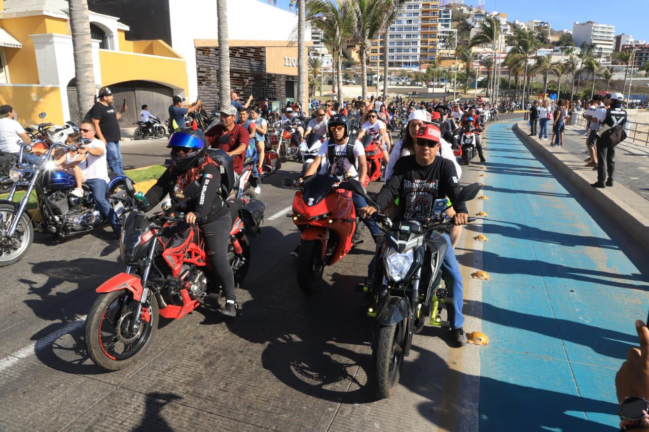 $!Cientos de motociclistas recorren el paseo costero de Mazatlán dentro de la Semana de la Moto