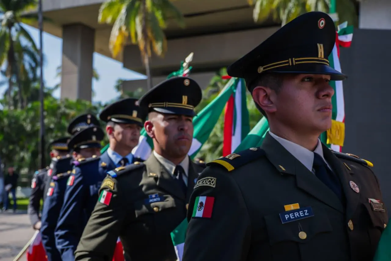 $!Sinaloa conmemora el Día de la Bandera; Rocha toma protesta a escoltas estudiantiles