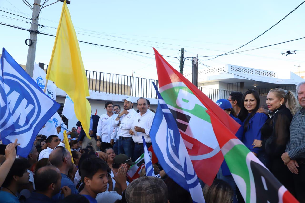 $!Presenta Guillermo Romero solicitud de registro exigiendo piso parejo a los gobiernos Estatal y Municipal