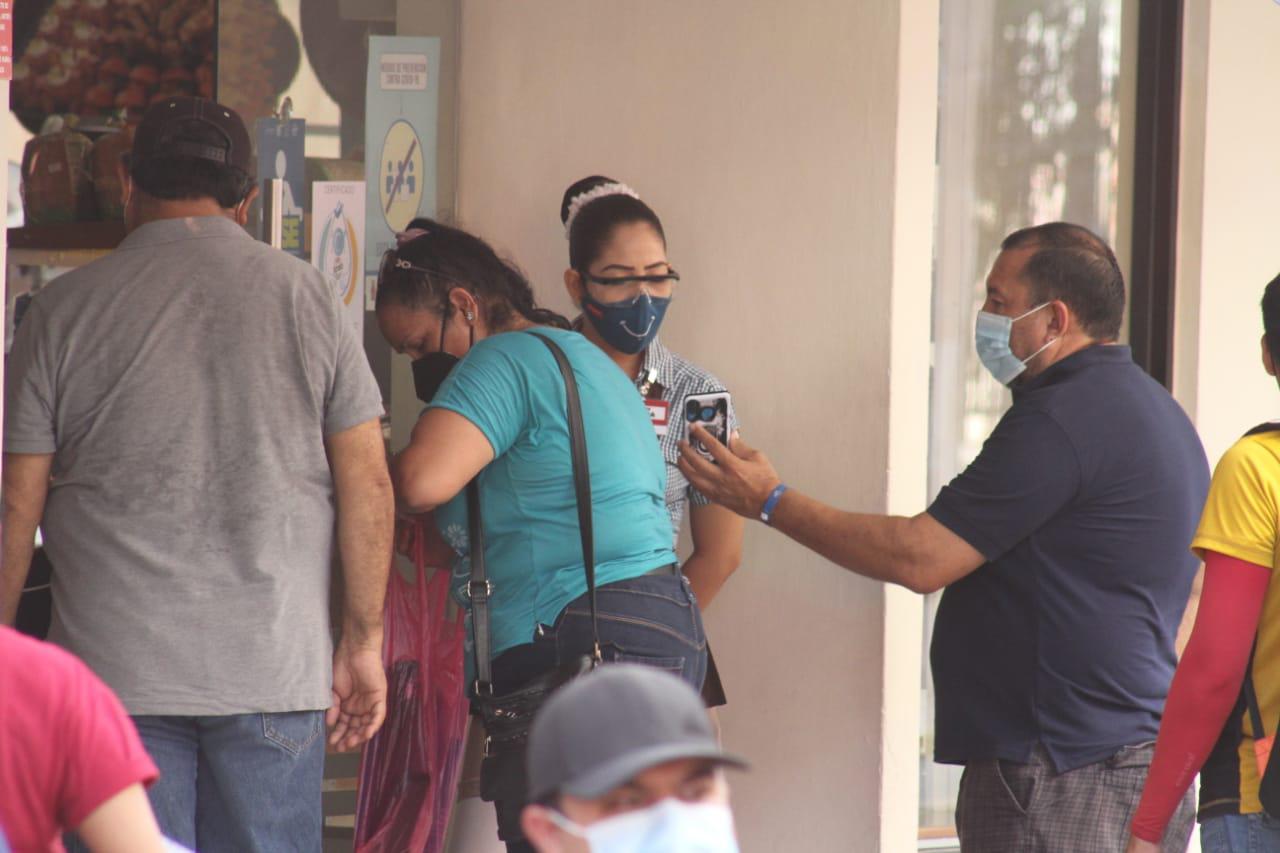 $!En Mazatlán, unos negocios sí piden certificado de vacunación, pero otros no