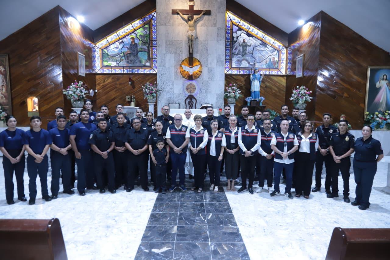 $!El sacerdote Jesús Roberto del Villar Rodríguez se toma la fotografía del recuerdo junto a los integrantes del Cuerpo de Bomberos Voluntarios de Mazatlán.
