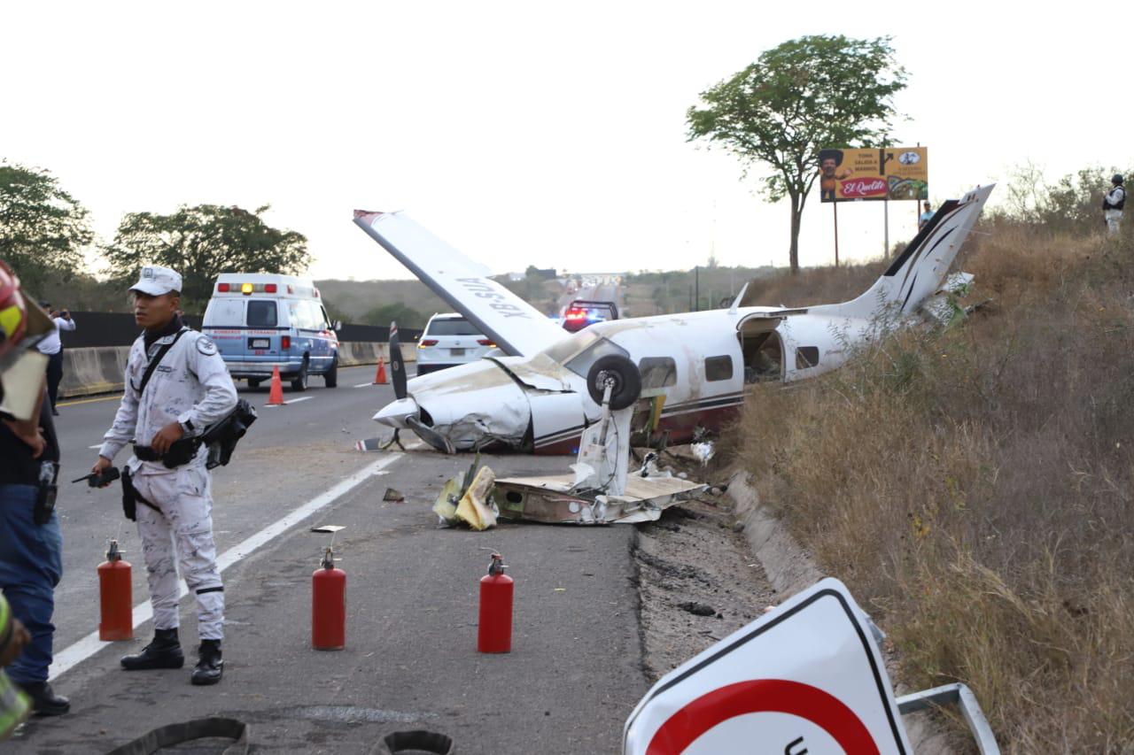 $!Avioneta aterriza de emergencia en Autopista Mazatlán-Culiacán