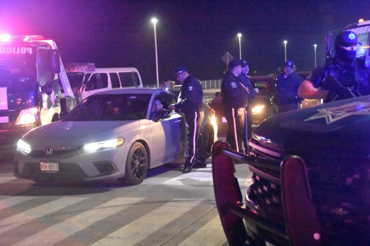 $!Van 31 vehículos asegurados y un detenido por arrancones en Nuevo Malecón, en Culiacán