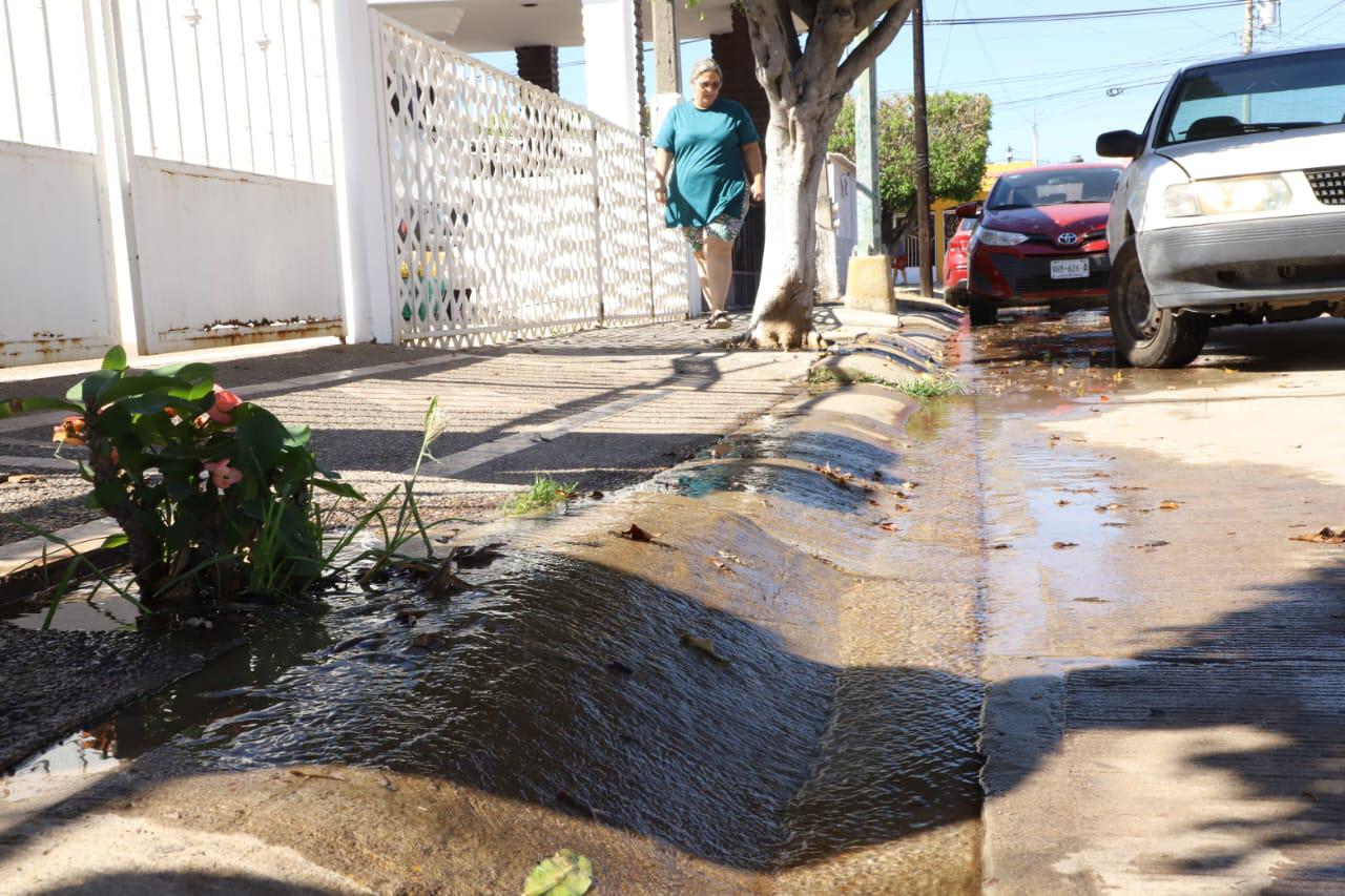$!Fuga de agua potable y drenaje afecta a vecinos en Bugambilias, en Mazatlán