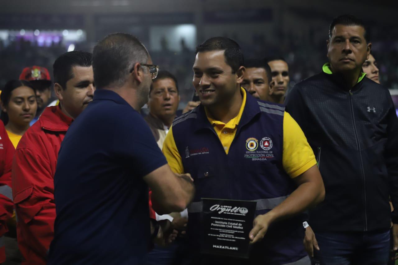$!Mazatlán FC reconoce a los héroes que apagaron el incendio del Basurón Municipal