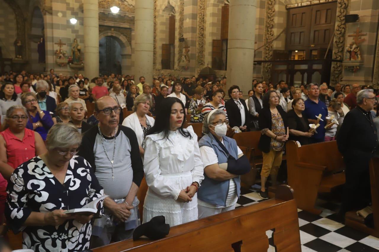 $!Celebran Resurrección de Jesucristo; encienden cirios y bendicen agua en Catedral de Mazatlán