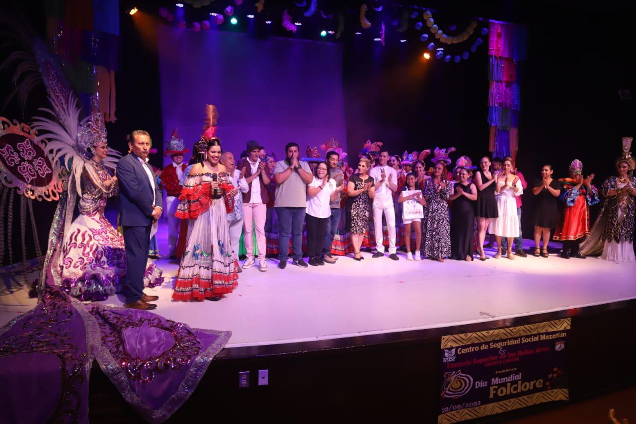 $!Los egresados agradecen a la escuela y a los padres de familia.