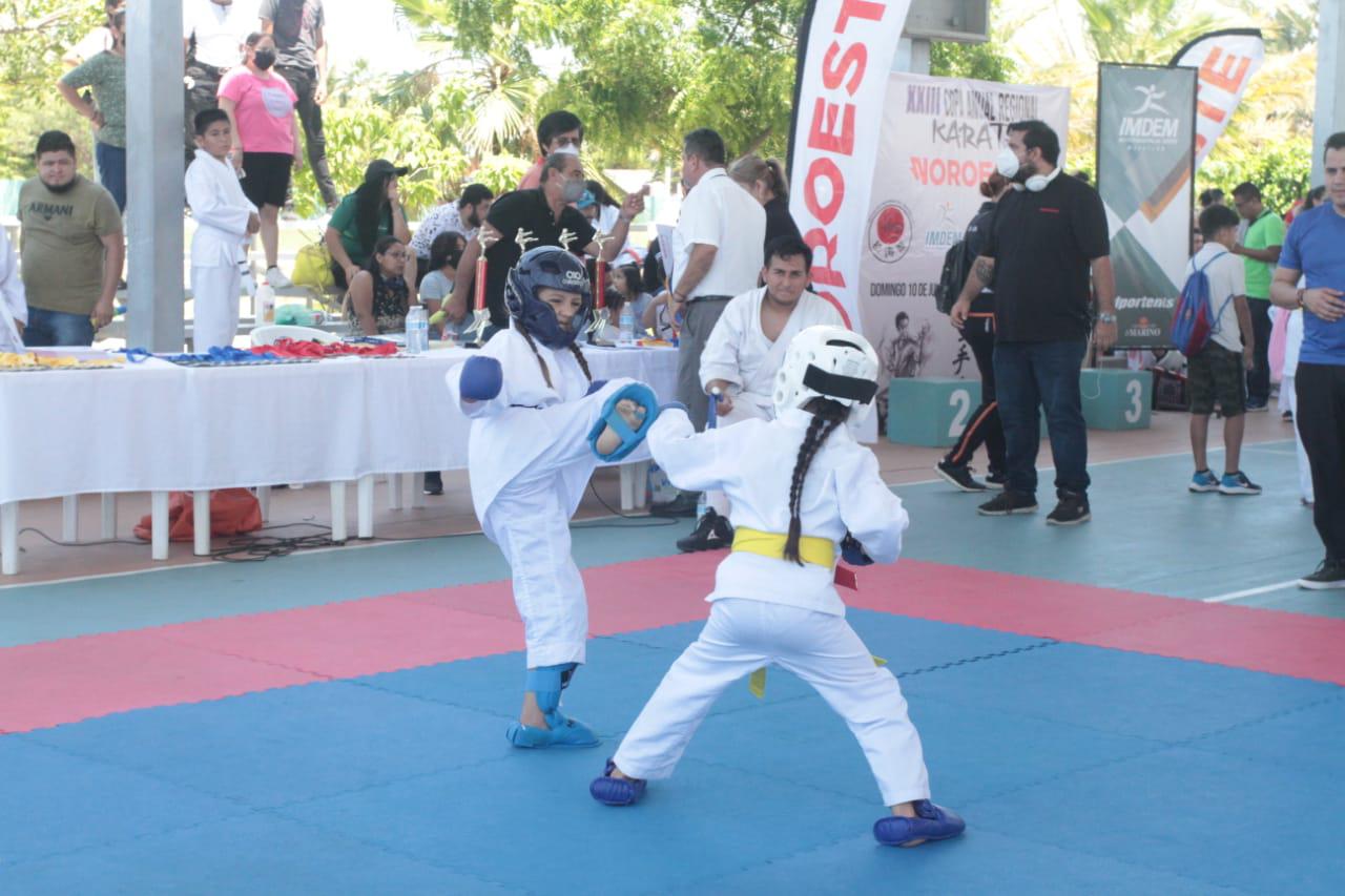 $!Verónica López domina en formas y combate en la Copa Anual Regional de Karate Noroeste